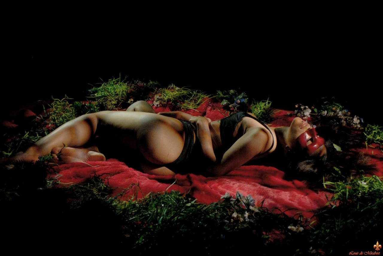 The beautiful girl sits on a red bed foto pornográfica #424909261 | Louis De Mirabert Pics, Blindfold, pornografia móvel