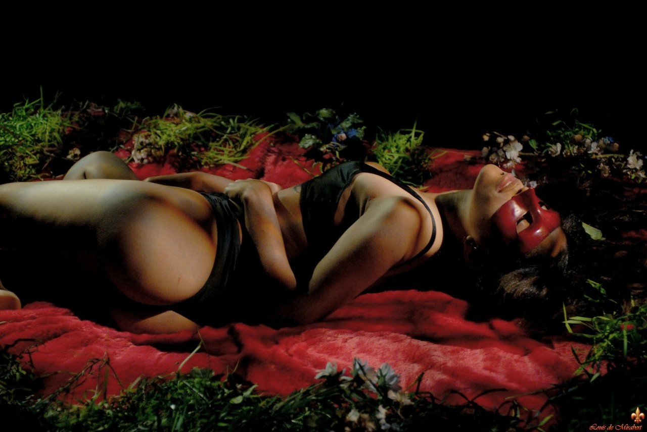 The beautiful girl sits on a red bed foto pornográfica #424909262 | Louis De Mirabert Pics, Blindfold, pornografia móvel