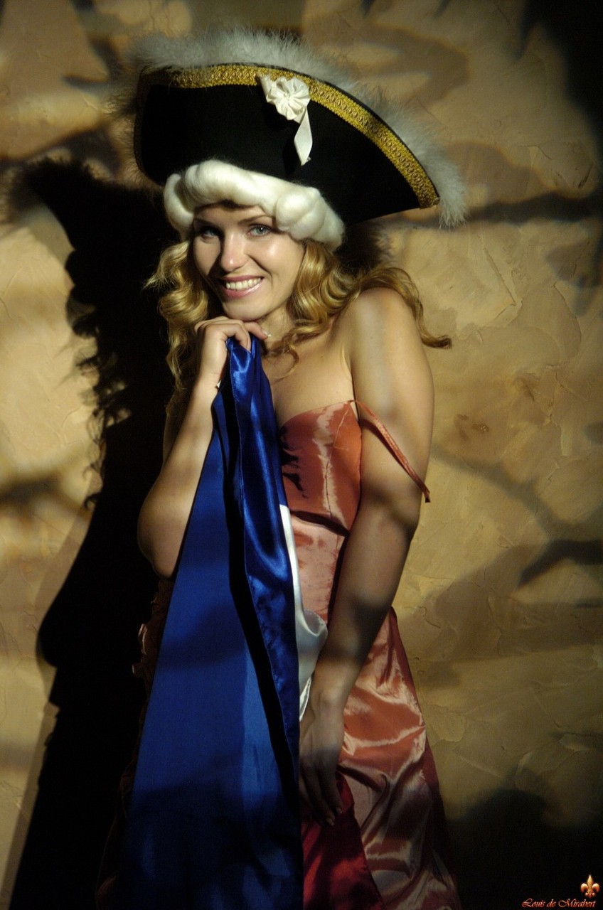 A naughty blonde plays the revolutionaries to escape the guillotine foto porno #428667158
