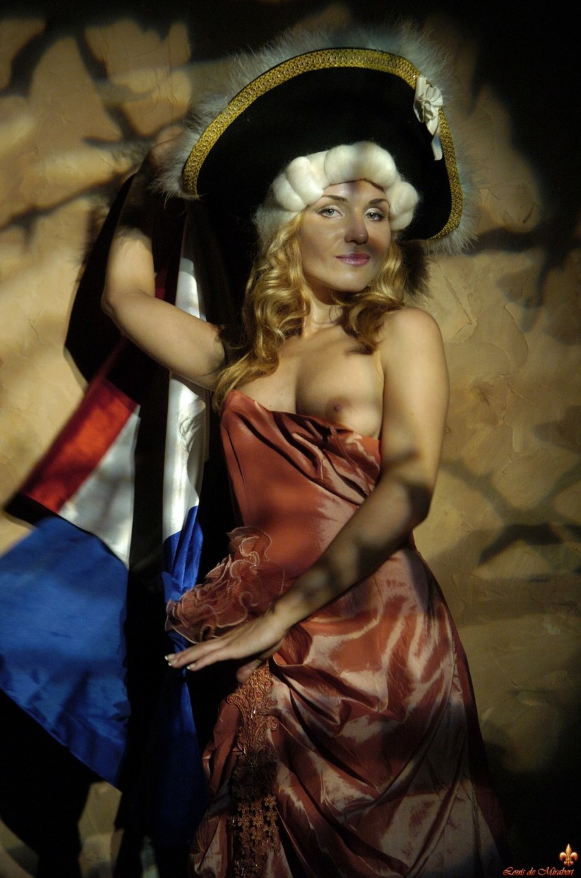 A naughty blonde plays the revolutionaries to escape the guillotine porno fotky #428667165