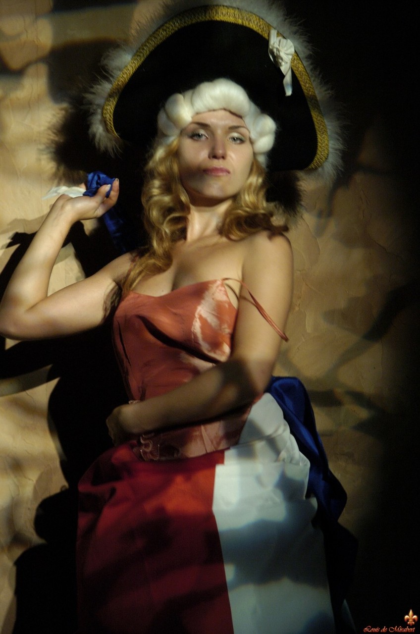 A naughty blonde plays the revolutionaries to escape the guillotine porno fotky #428667180