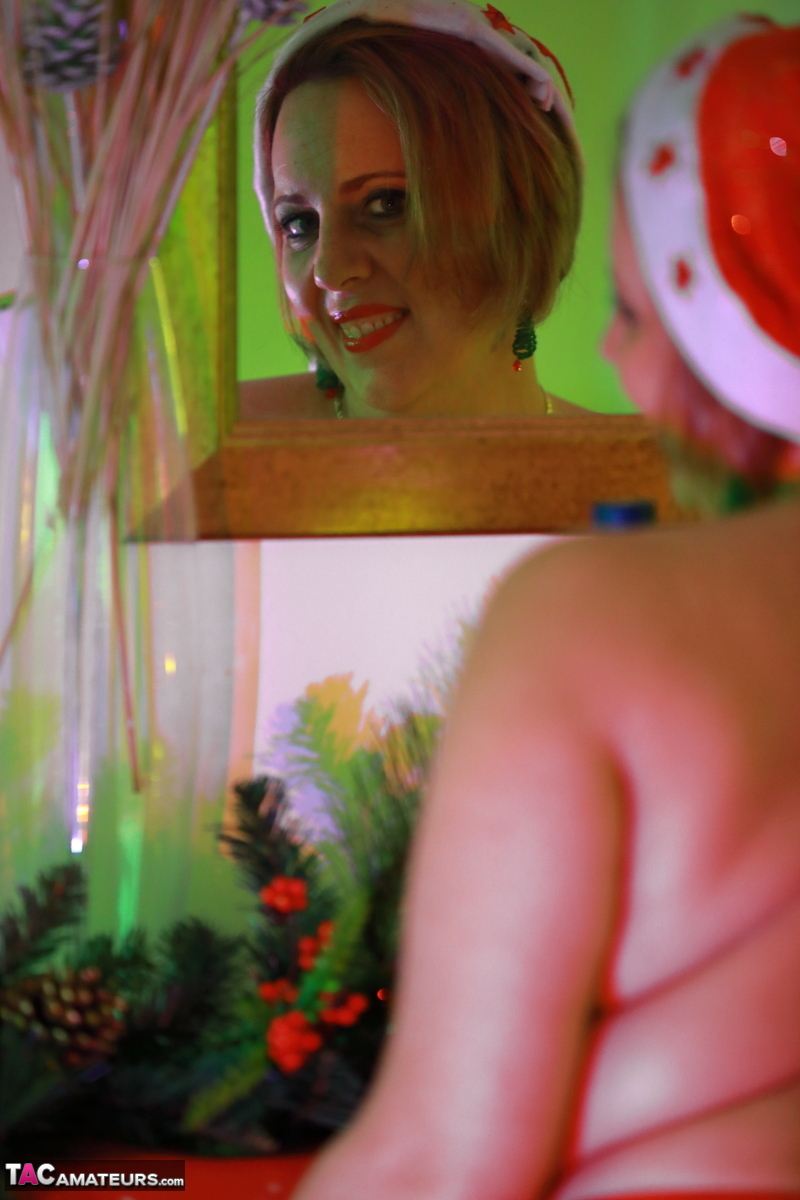 Redhead BBW Curvy Claire strikes naughty nude poses at Christmas time foto porno #423974720