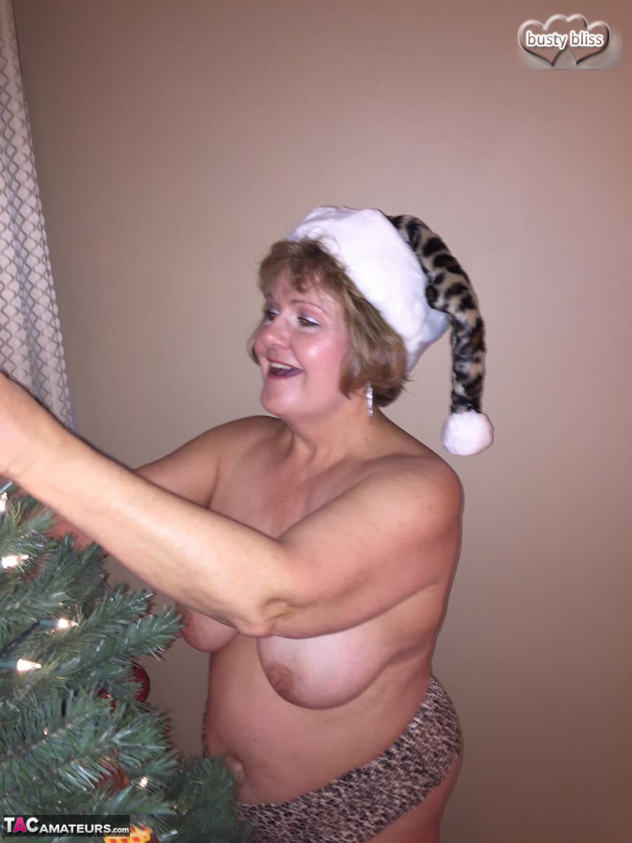 Busty mature woman Busty Bliss pauses for oral sex while dressing an Xmas tree foto porno #424918580