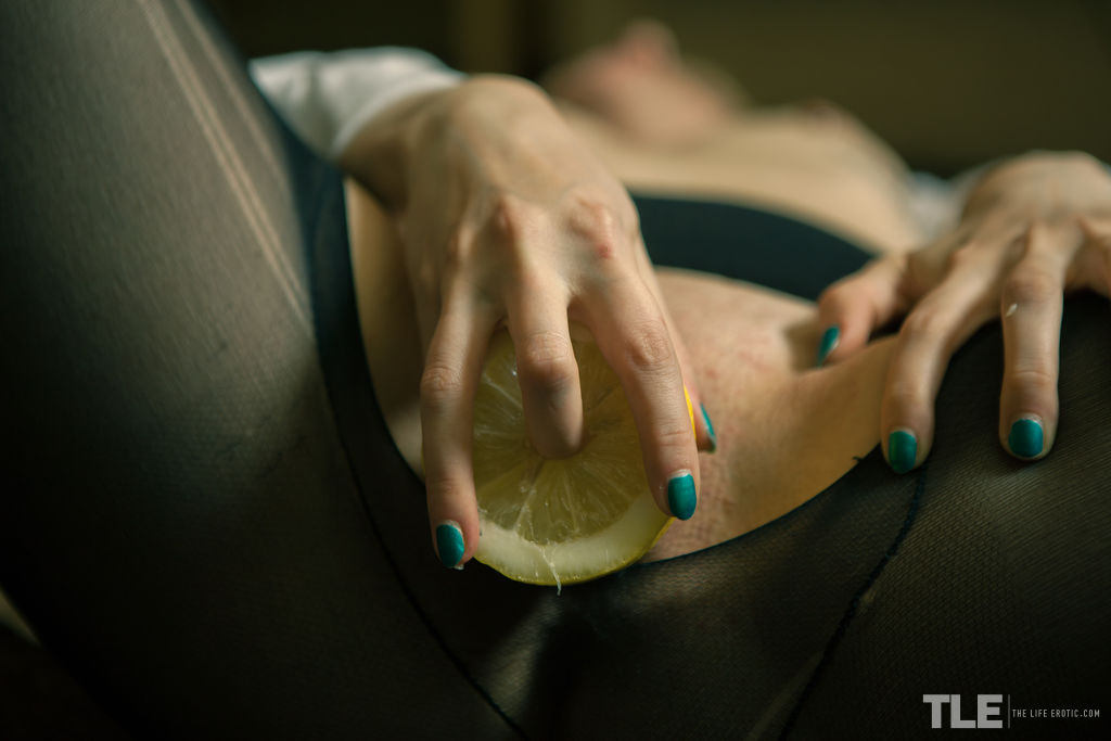 Alice Crowley sinks her teeth into lemon, letting it burst out over her tongue ポルノ写真 #426306166 | The Life Erotic Pics, Alice Crowley, Spreading, モバイルポルノ