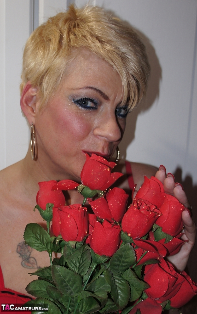 Older blonde Dimonty holds a bunch of roses while exposing her boobs 포르노 사진 #426952775