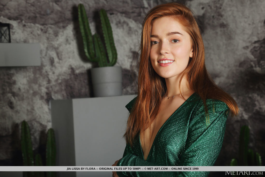 Natural redhead Jia Lissa rids her young girl's body of clothing porno foto #428970648