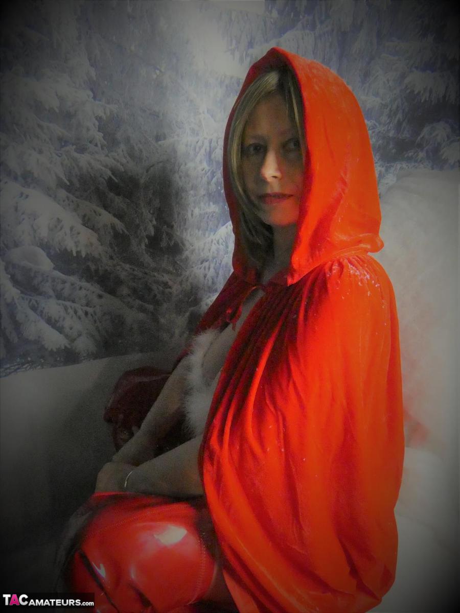 Solo model Posh Sophia displays her huge mature boobs in a red cape 포르노 사진 #422724003 | TAC Amateurs Pics, Posh Sophia, Cosplay, 모바일 포르노