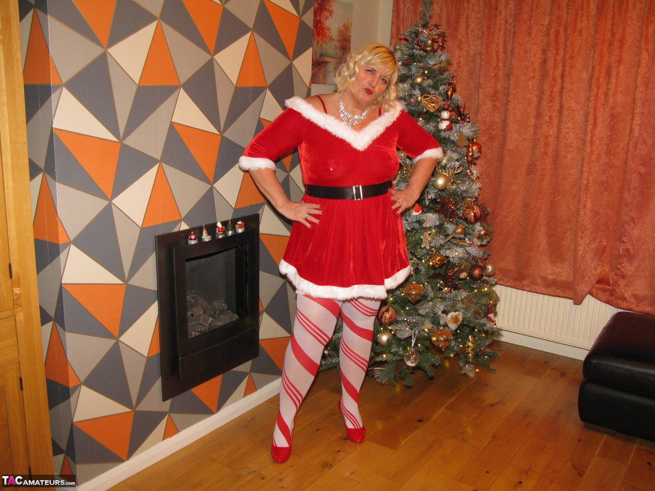 Blonde BBW Chrissy Uk shows her big ass and boobs by a Christmas tree foto porno #422797555