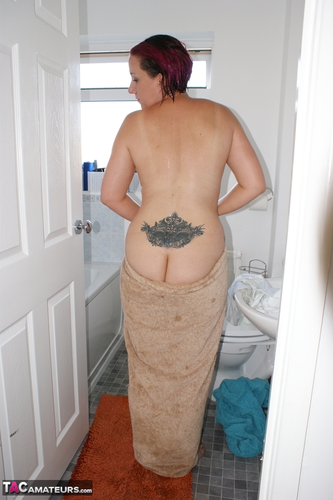 Tattooed female gets caught totally naked while taking a shower foto porno #425424055