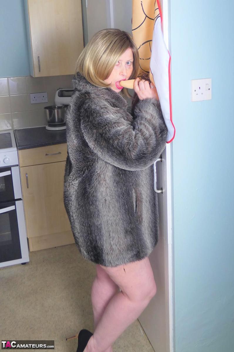Overweight amateur Posh Sophia frees huge boobs and butt from a fur coat foto porno #424656825