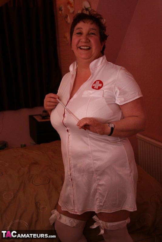 Mature amateur Kinky Carol gets on top of the man while wearing a nurse outfit foto porno #428918001