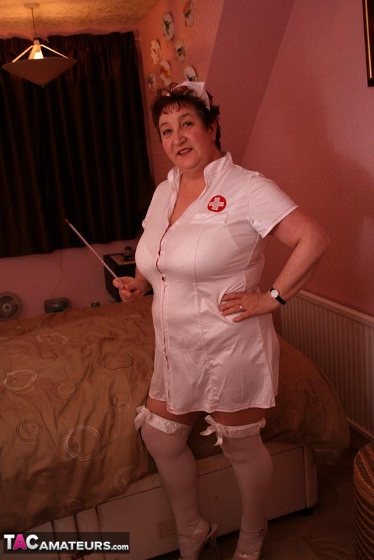 Mature amateur Kinky Carol gets on top of the man while wearing a nurse outfit ポルノ写真 #428918003