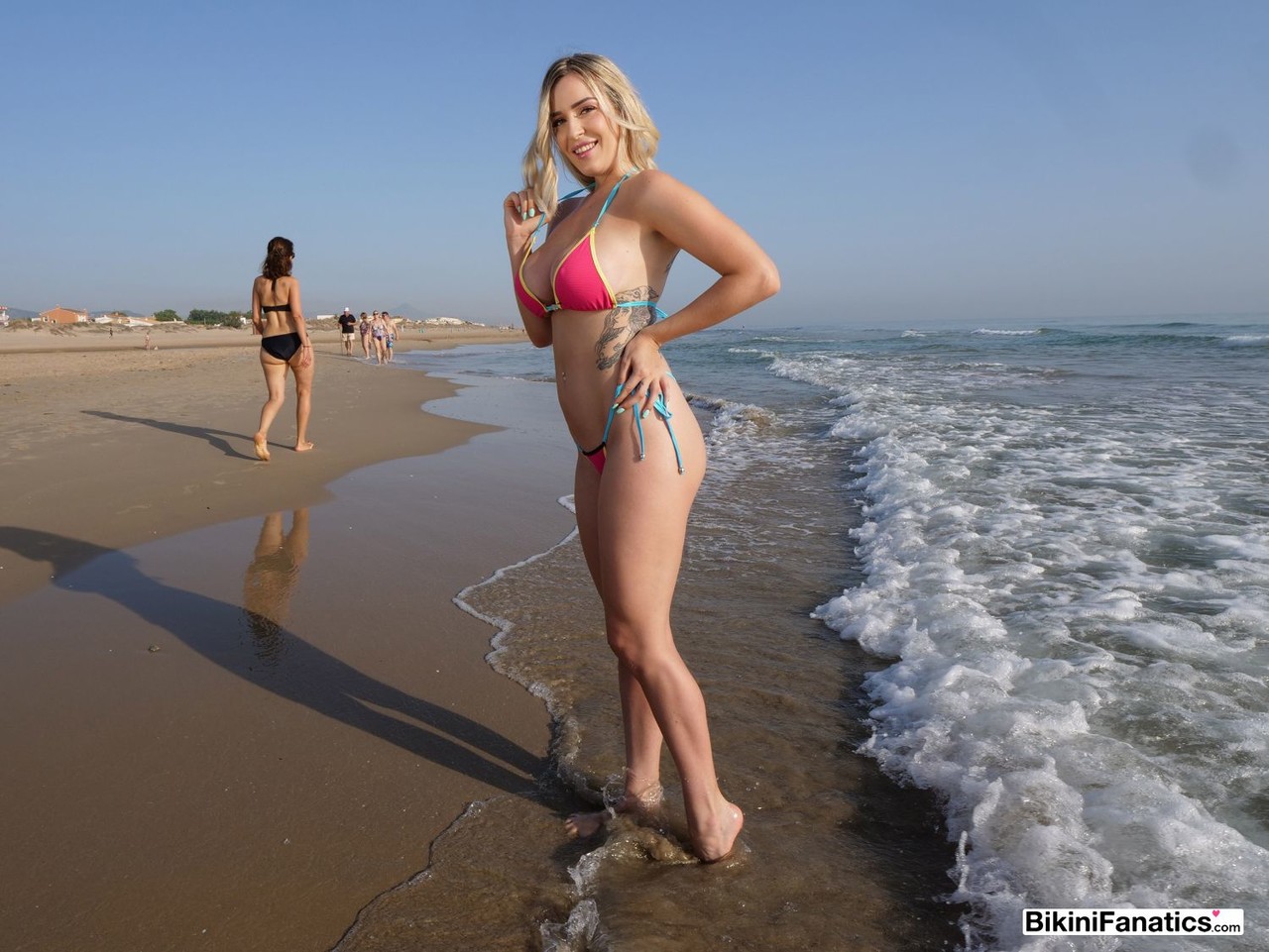 Hot blonde Marica Chanel frees her great tits from a bikini on a public beach 色情照片 #427194450