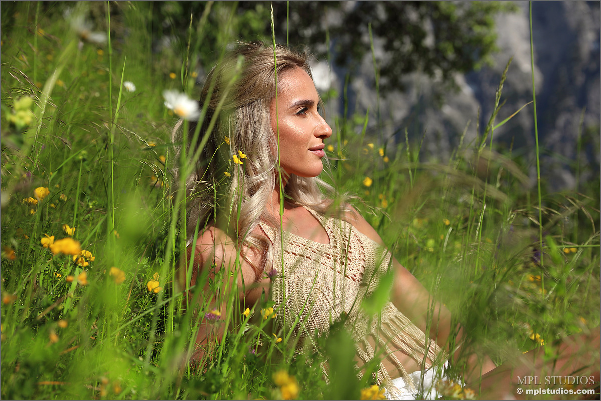 Blonde solo girl gets naked on blanket spread out on a grassy slope ポルノ写真 #427278468