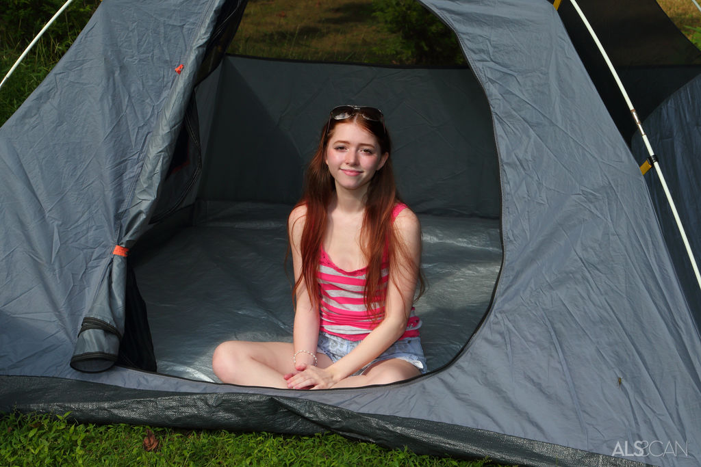 Young looking girl Myra Glasford dildos her pink pussy outside her tent foto pornográfica #429044803