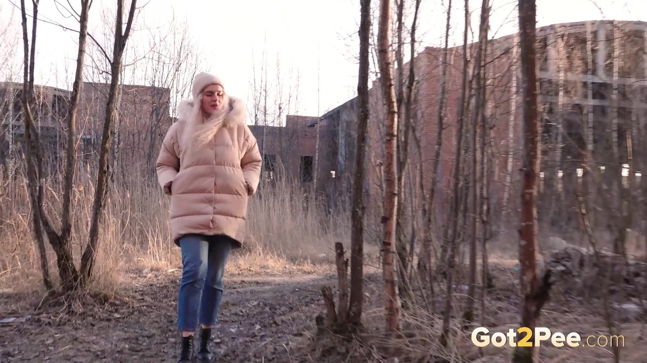 Blonde girl Masha Sweet takes a piss in an abandoned building on a cold day 포르노 사진 #425109395 | Got 2 Pee Pics, Masha Sweet, Public, 모바일 포르노
