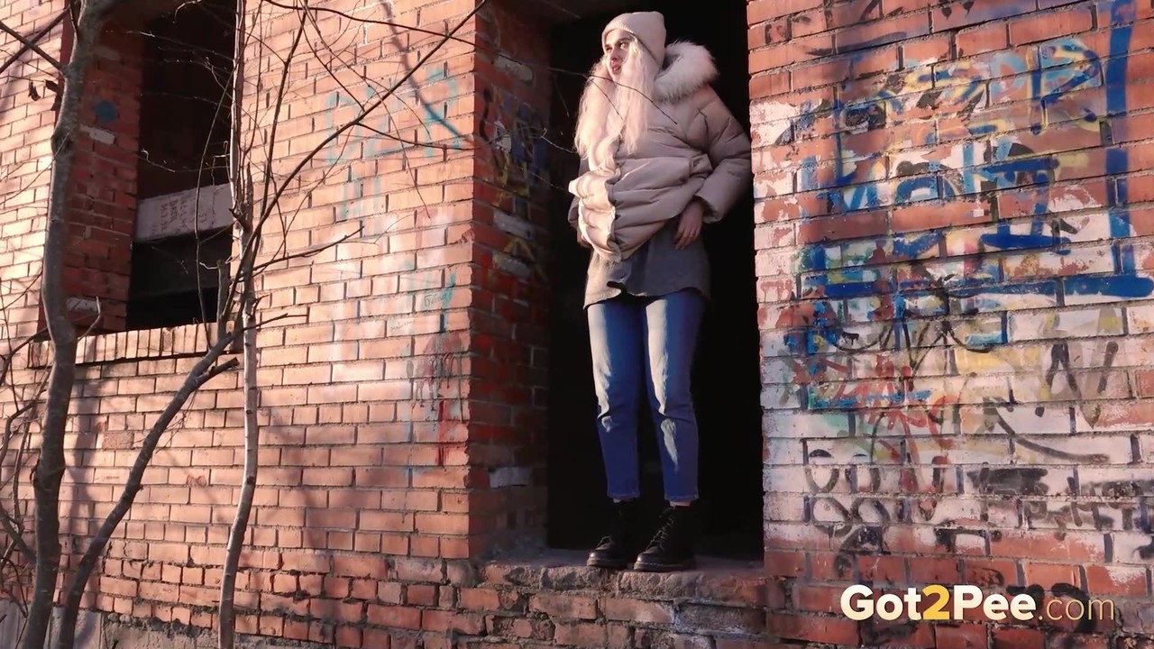 Blonde girl Masha Sweet takes a piss in an abandoned building on a cold day 色情照片 #425109396