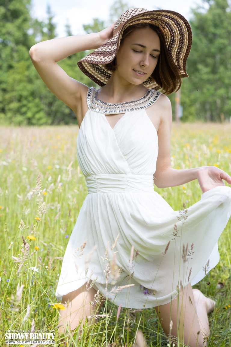 Teen amateur Ava bares her skinny body in a field while wearing a sun hat ポルノ写真 #427851711