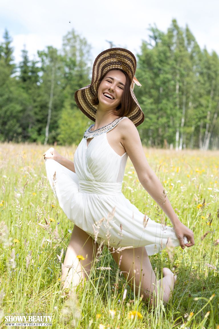 Teen amateur Ava bares her skinny body in a field while wearing a sun hat 色情照片 #427851717