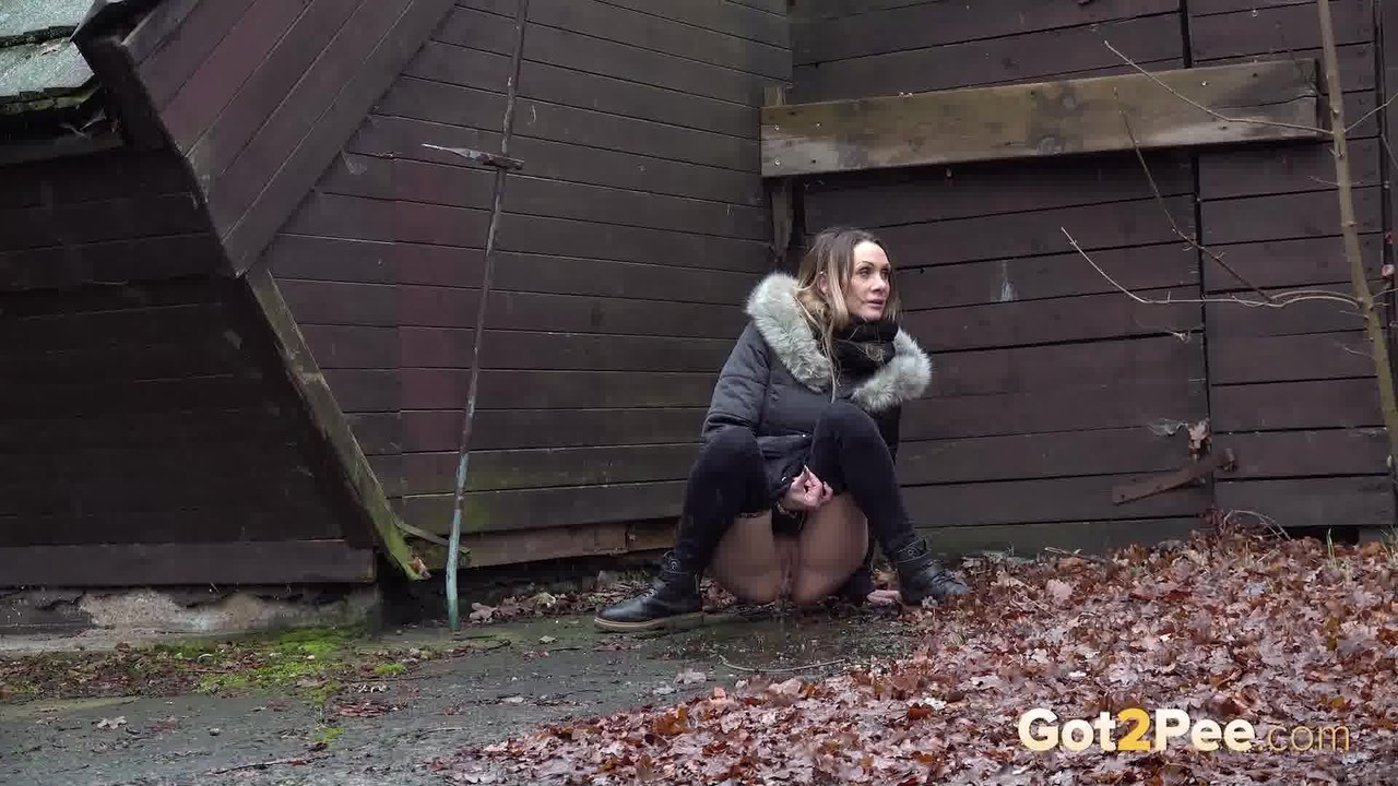 White girl Cynthia Vellons squats to take a piss next to an isolated building Porno-Foto #428803640