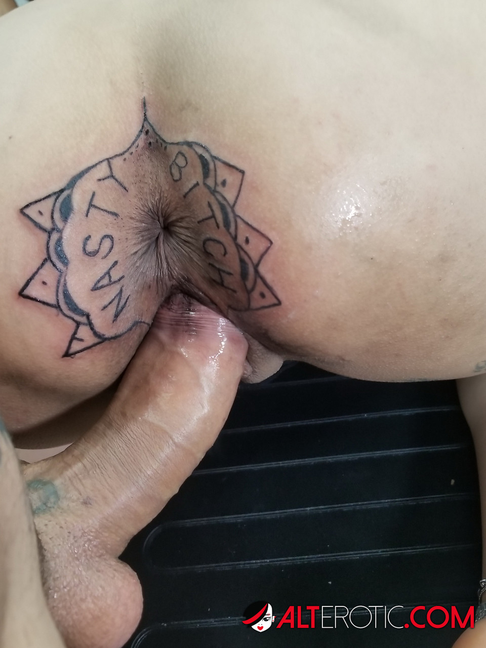 Latina chick Kitty Jaguar gets a butt tattoo before being fucked foto porno #424168461