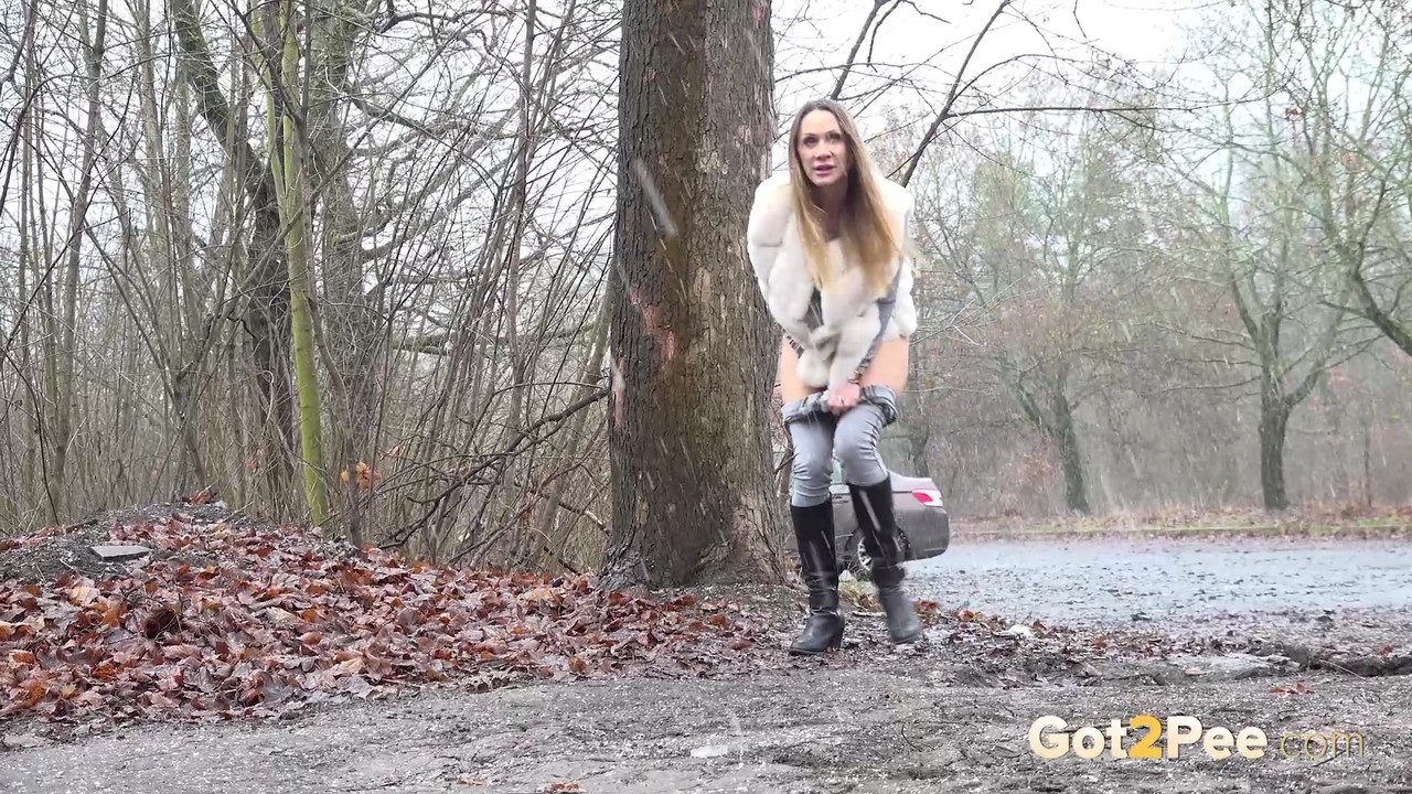 Solo girl Cynthia Vellons takes a piss in a gravel driveway on a wet day ポルノ写真 #424881850 | Got 2 Pee Pics, Cynthia Vellons, Pissing, モバイルポルノ