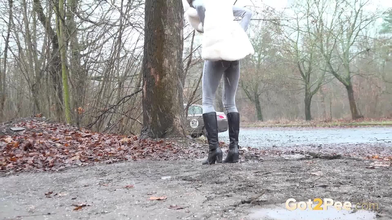 Solo girl Cynthia Vellons takes a piss in a gravel driveway on a wet day Porno-Foto #424881881 | Got 2 Pee Pics, Cynthia Vellons, Pissing, Mobiler Porno