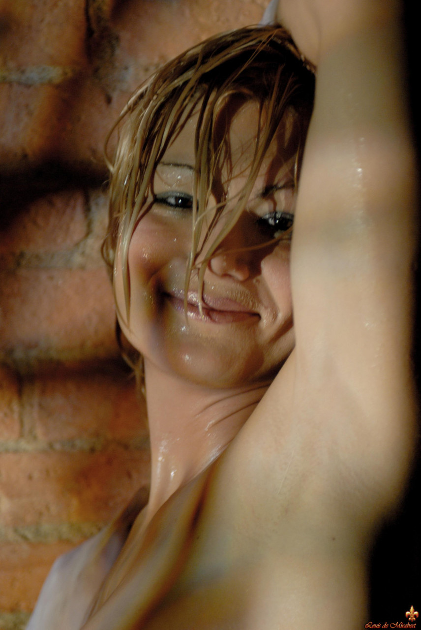 Glamour model sports the wet look while naked against a brick wall foto porno #426790166