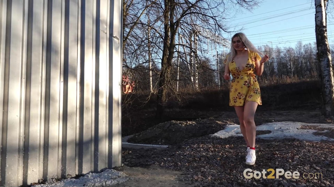 Blonde babe stands and pees while being filmed foto porno #427195607