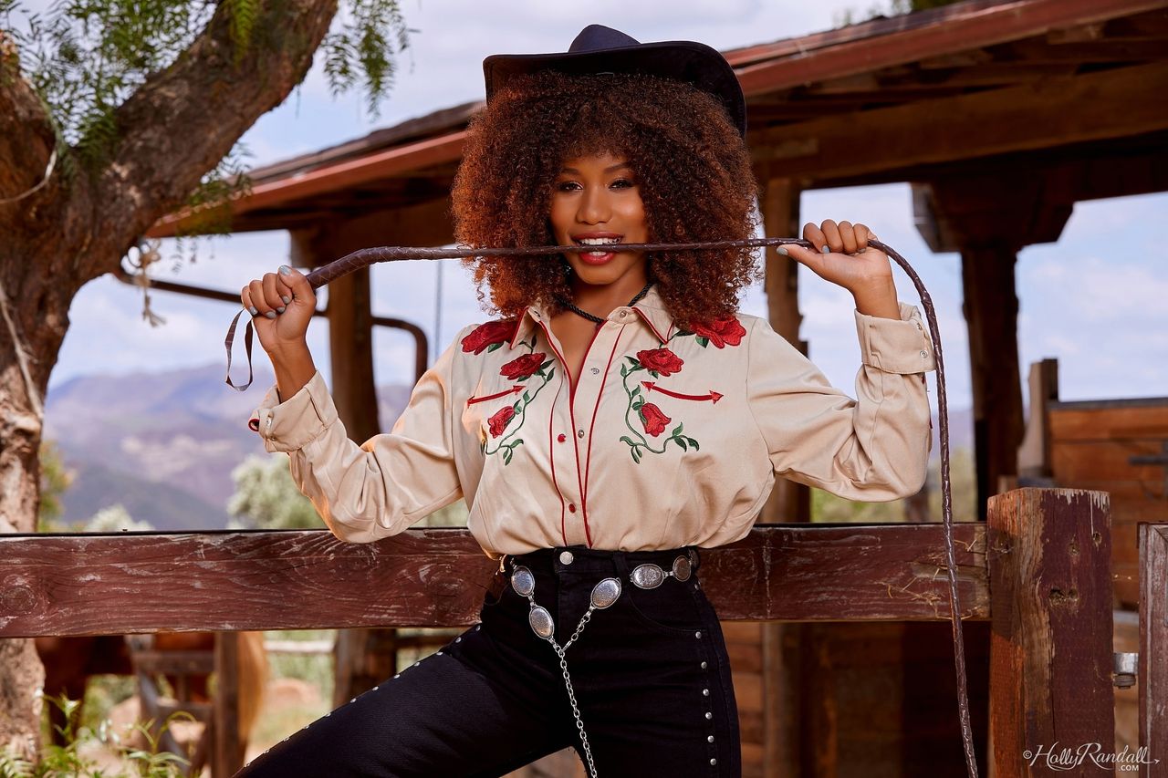 Ebony babe Jenna Foxx sports big hair while getting naked in cowgirl boots foto porno #428934998