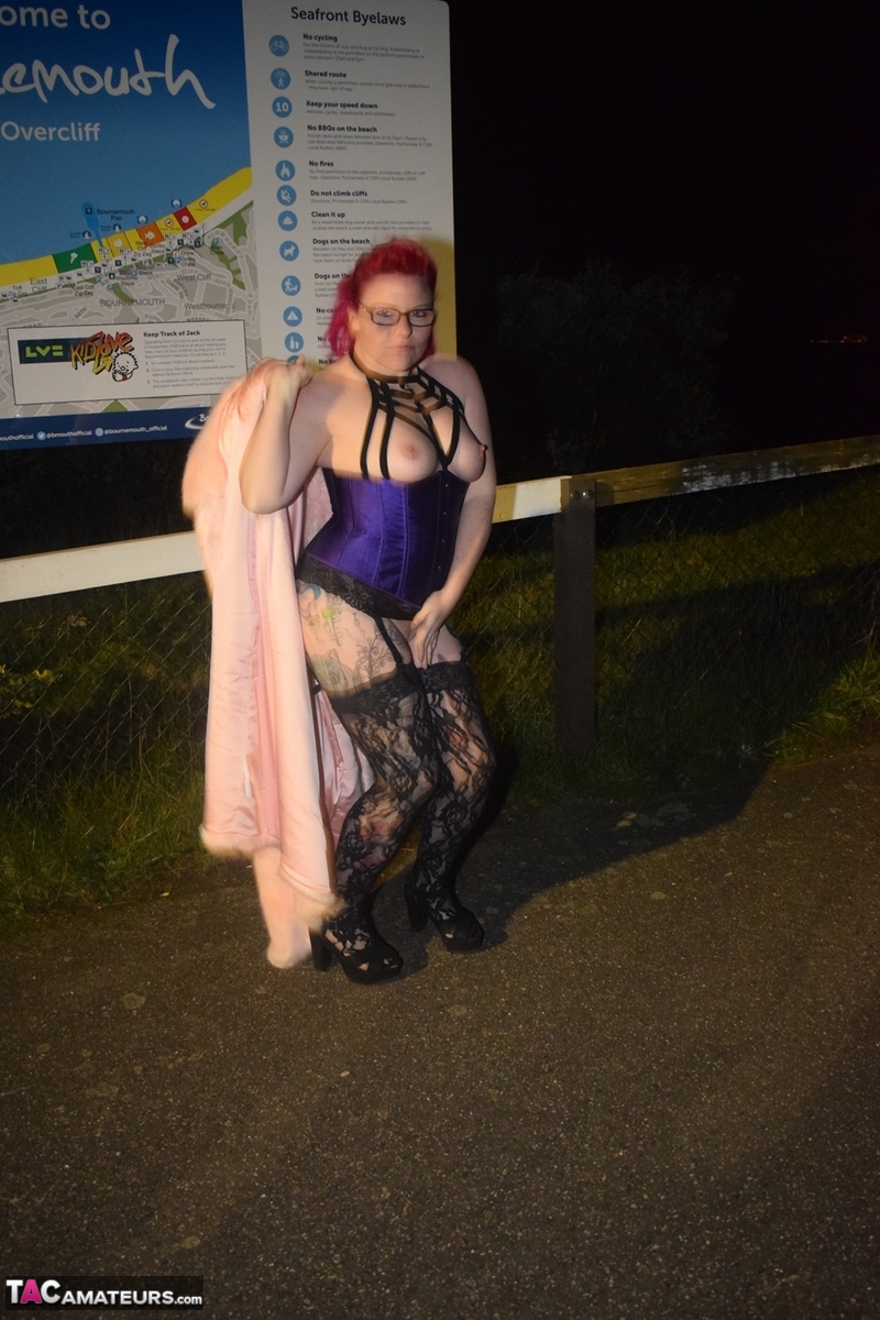 Redheaded amateur Mollie Foxxx flashes at night in a fur coat 色情照片 #428671562