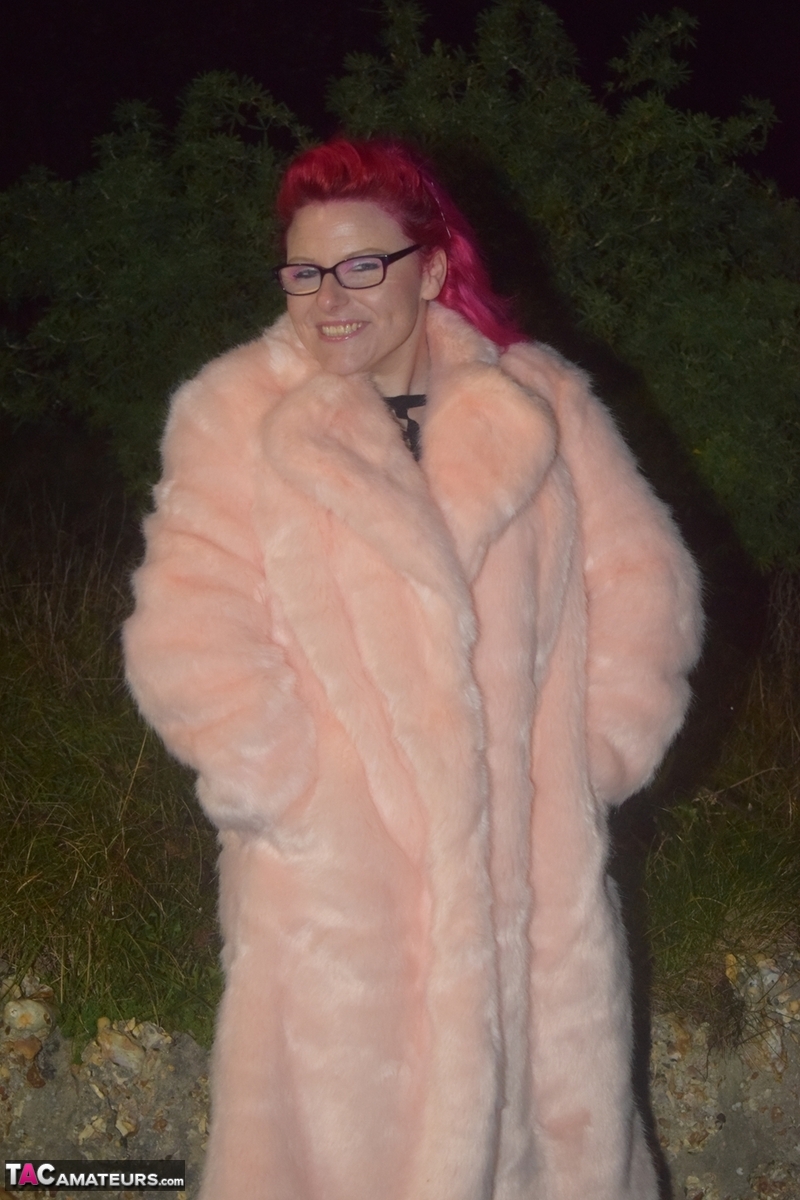 Redheaded amateur Mollie Foxxx flashes at night in a fur coat 色情照片 #428671609