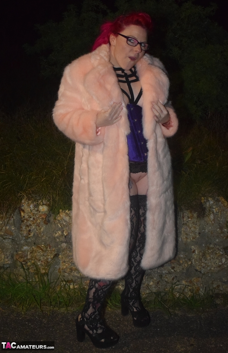 Redheaded amateur Mollie Foxxx flashes at night in a fur coat 色情照片 #428671610