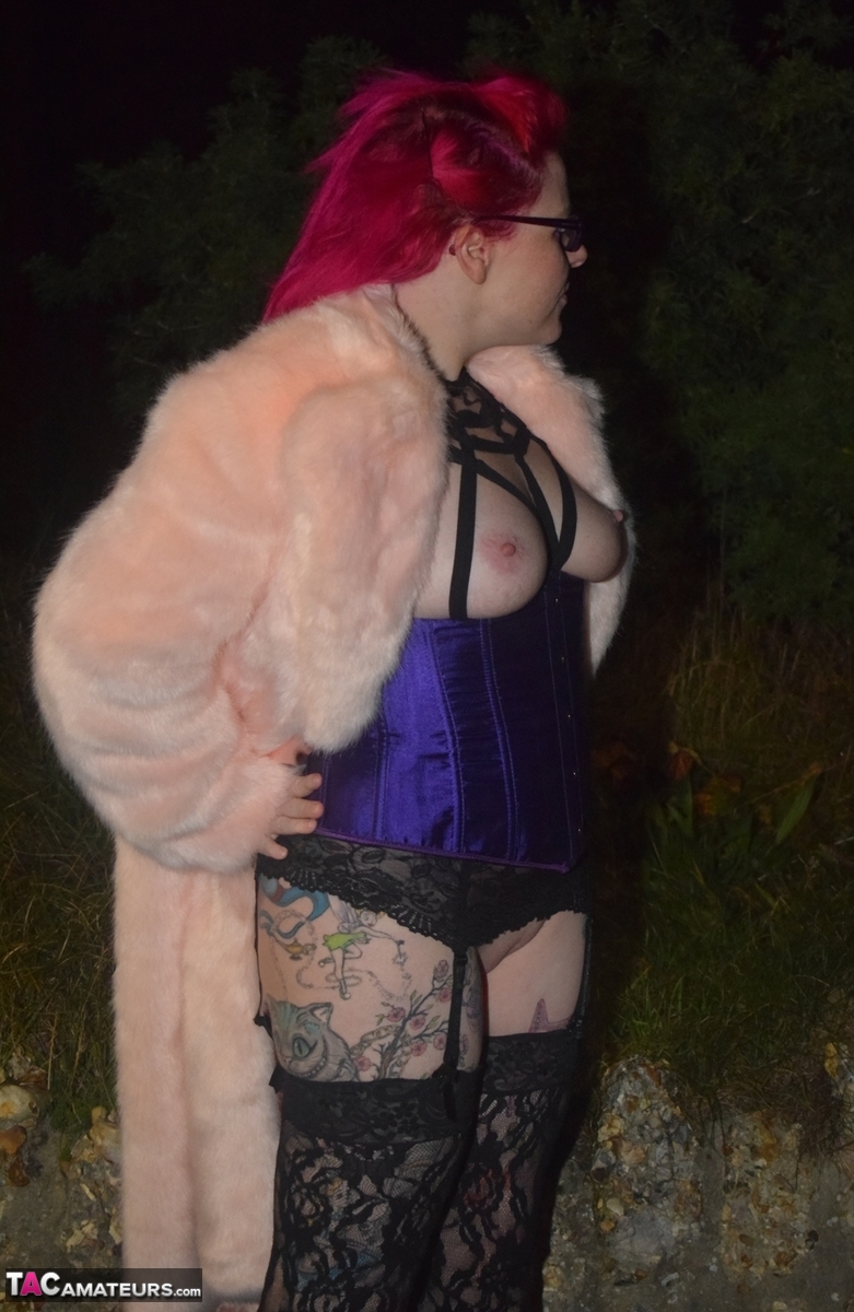 Redheaded amateur Mollie Foxxx flashes at night in a fur coat foto porno #428671611