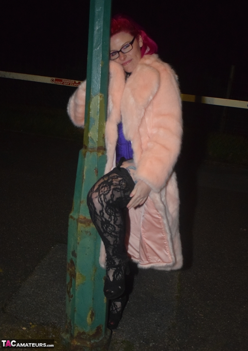 Redheaded amateur Mollie Foxxx flashes at night in a fur coat 色情照片 #428671614