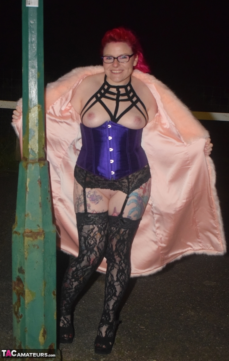 Redheaded amateur Mollie Foxxx flashes at night in a fur coat 色情照片 #428671615 | TAC Amateurs Pics, Mollie Foxxx, Public, 手机色情