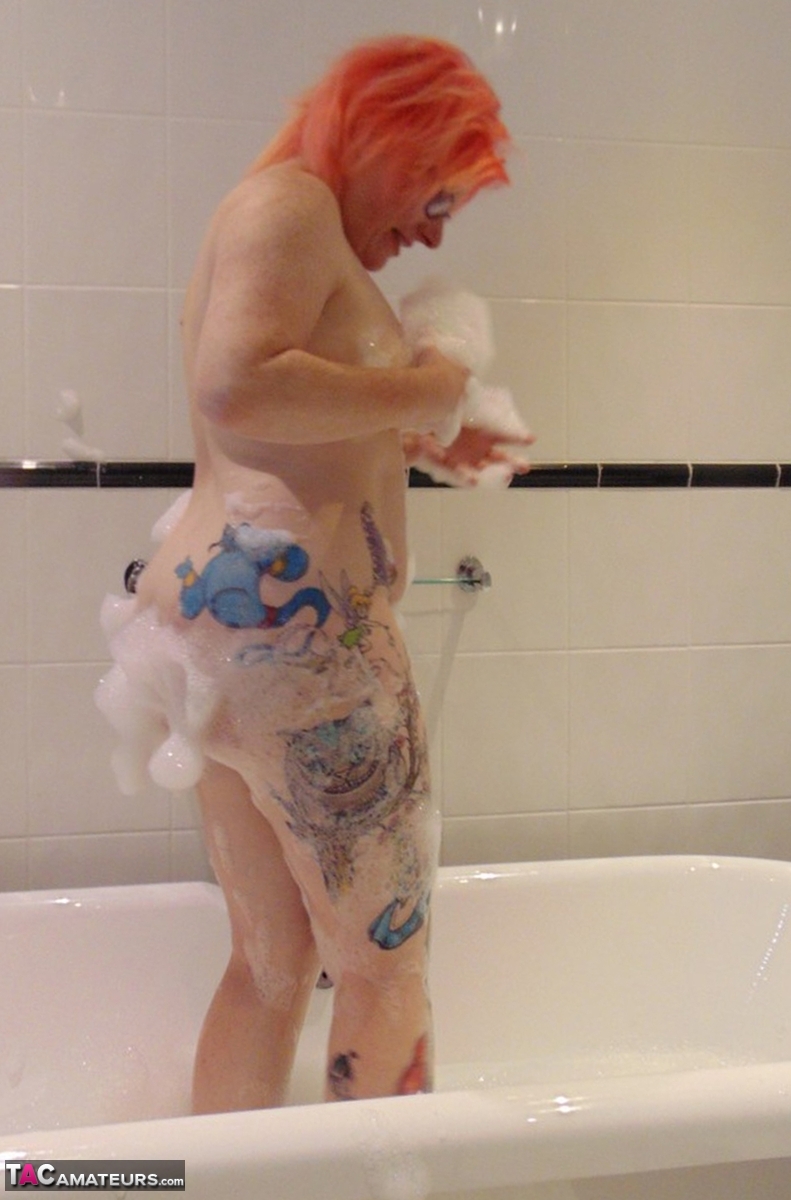 Tattooed amateur Mollie Foxxx takes a bubble bath with her glasses on ポルノ写真 #424566841