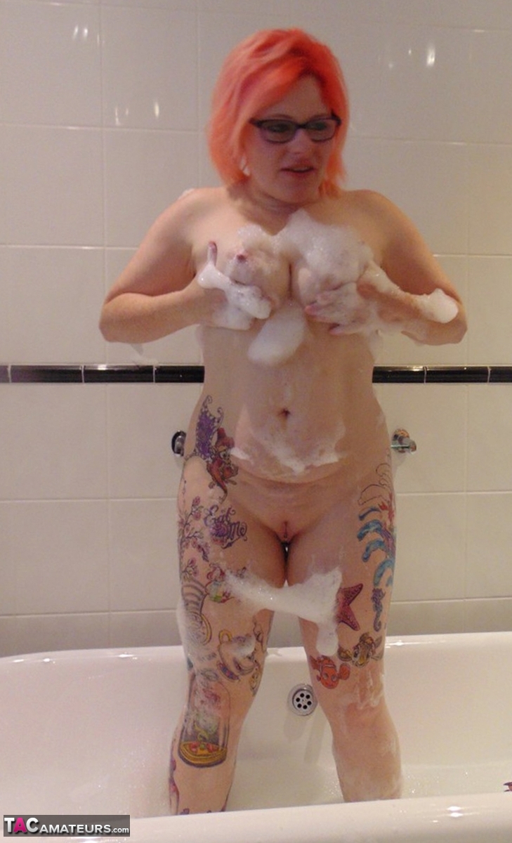 Tattooed amateur Mollie Foxxx takes a bubble bath with her glasses on порно фото #424566863