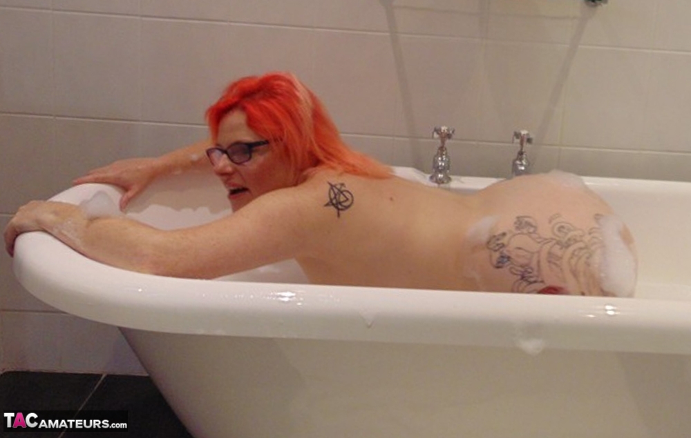Tattooed amateur Mollie Foxxx takes a bubble bath with her glasses on 色情照片 #424566868