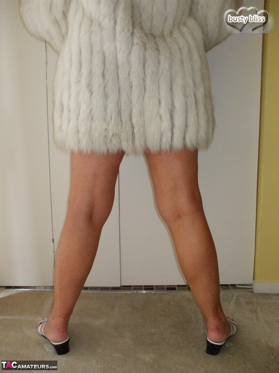 Mature amateur Busty Bliss exposes her tan lined tits while wearing a fur coat ポルノ写真 #429077055