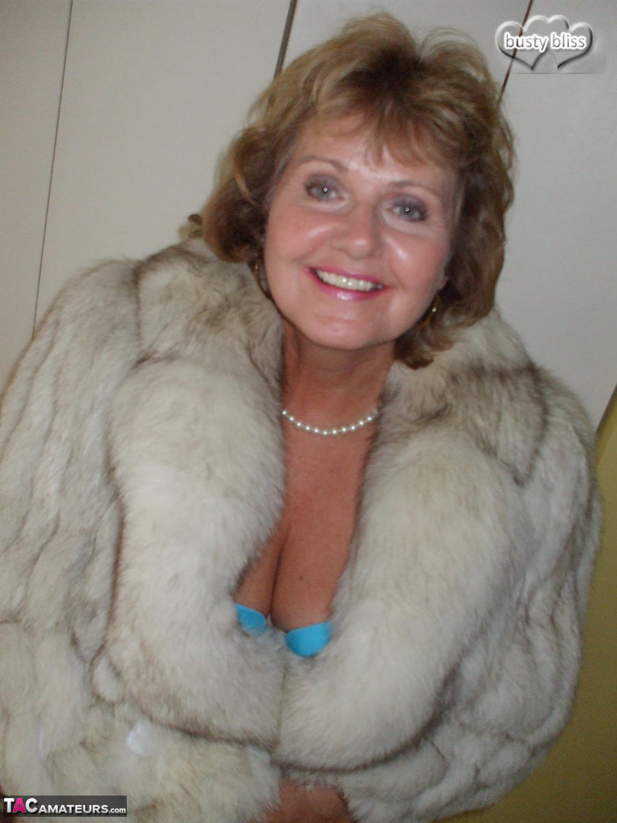 Mature amateur Busty Bliss exposes her tan lined tits while wearing a fur coat foto pornográfica #429077057 | TAC Amateurs Pics, Busty Bliss, BBW, pornografia móvel
