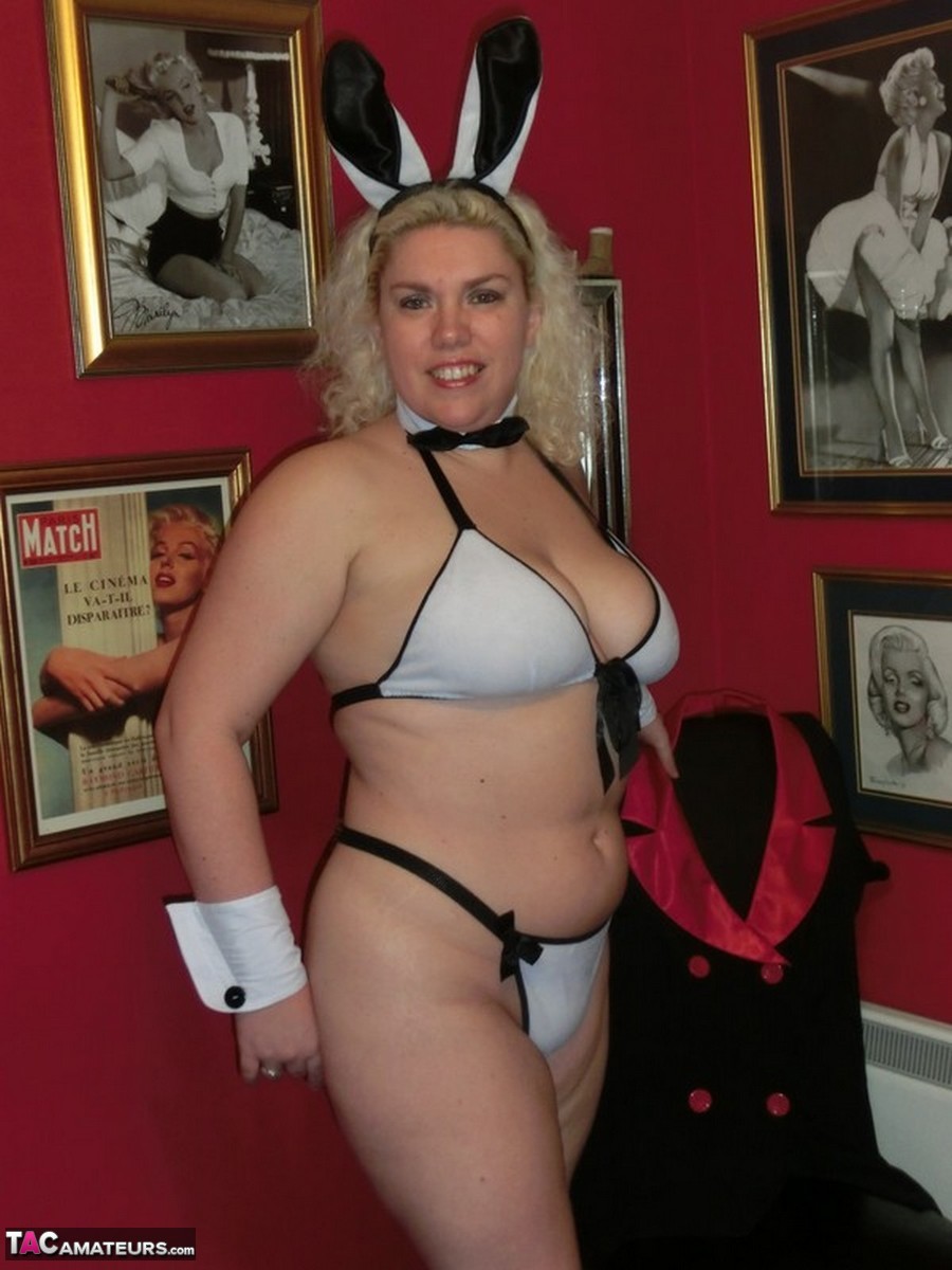 Thick mature amateur Barby bares her big boobs in Playboy Bunny attire zdjęcie porno #426880044