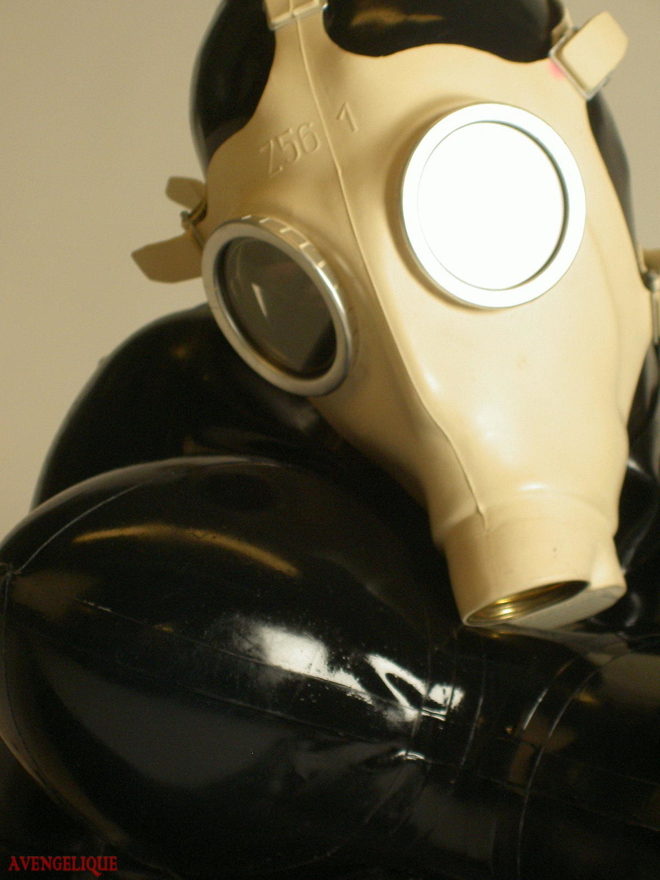 Solo model Darkwing Zero sports a gas mask while modelling latex clothing foto porno #428000072