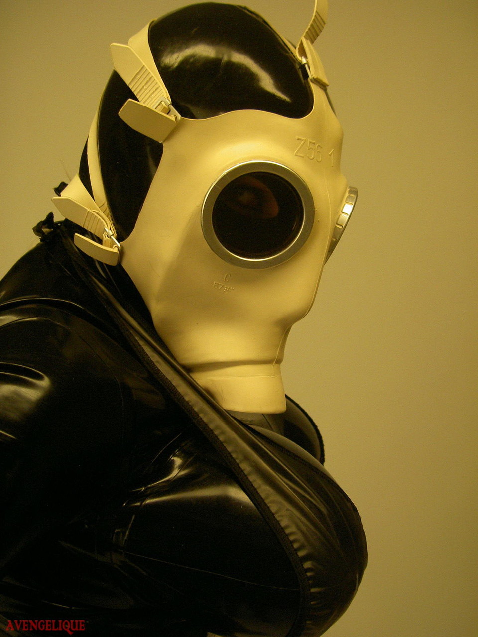 Solo model Darkwing Zero sports a gas mask while modelling latex clothing ポルノ写真 #428000392 | Rubber Tits Pics, Darkwing Zero, Latex, モバイルポルノ