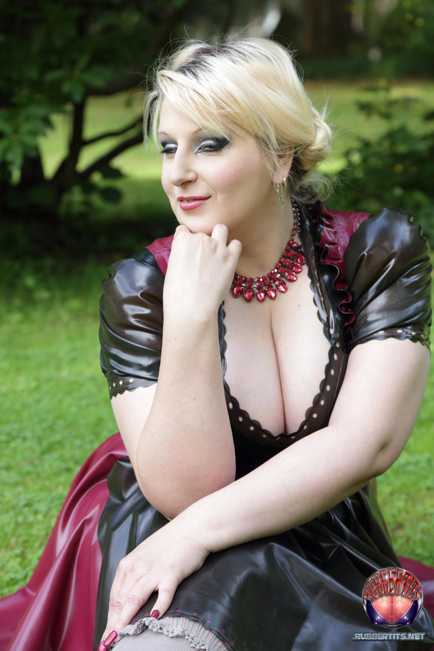 Overweight blonde Darkwing Zero models on a lawn in a rubber dress porno foto #426059913