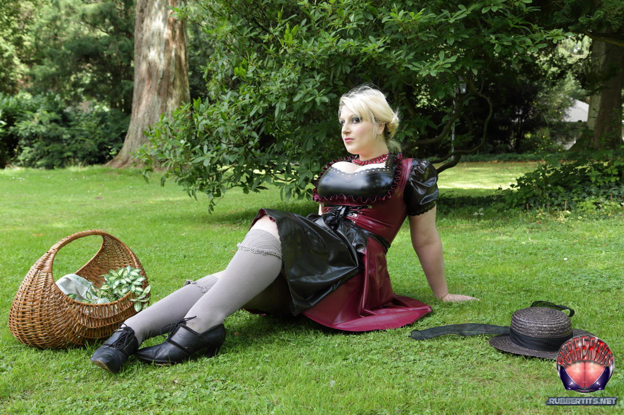 Overweight blonde Darkwing Zero models on a lawn in a rubber dress 色情照片 #426059914