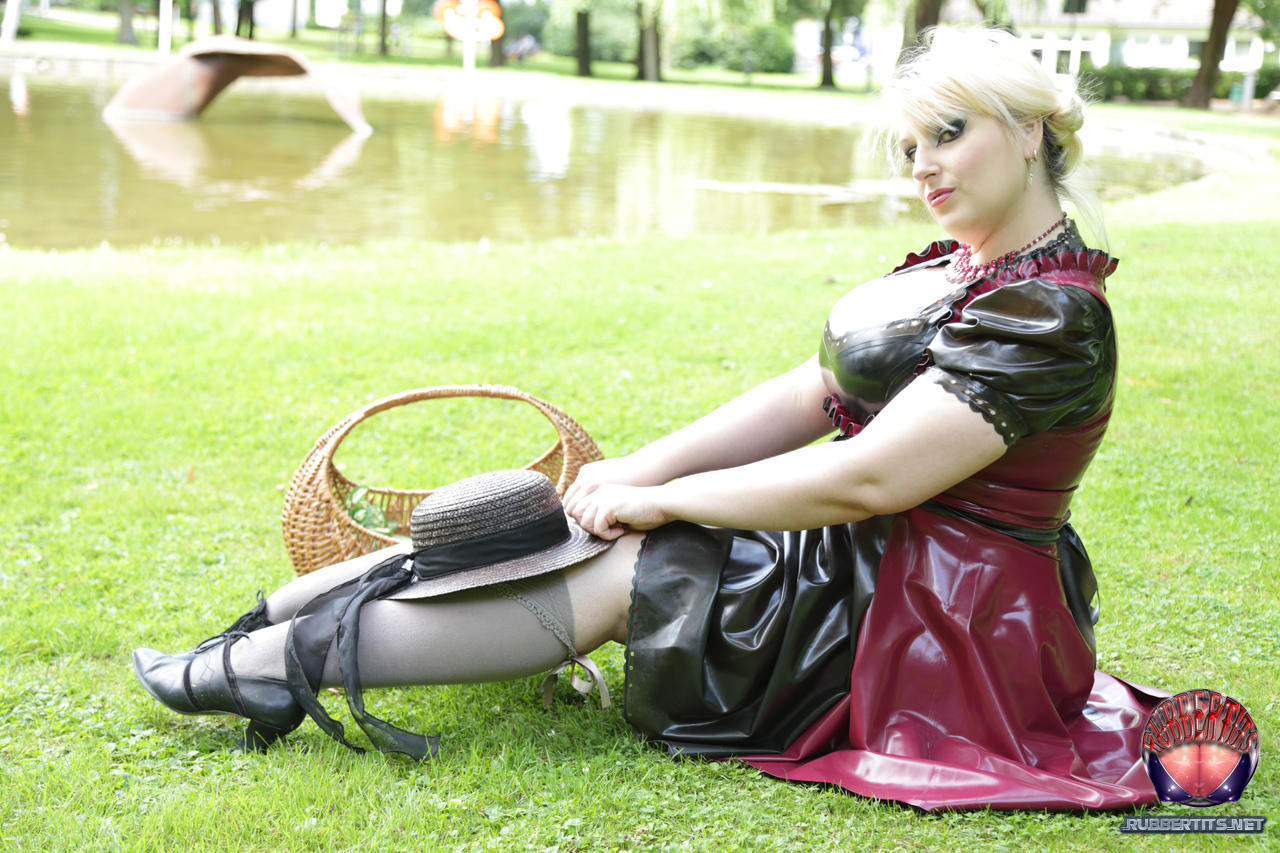 Overweight blonde Darkwing Zero models on a lawn in a rubber dress porno foto #426059917