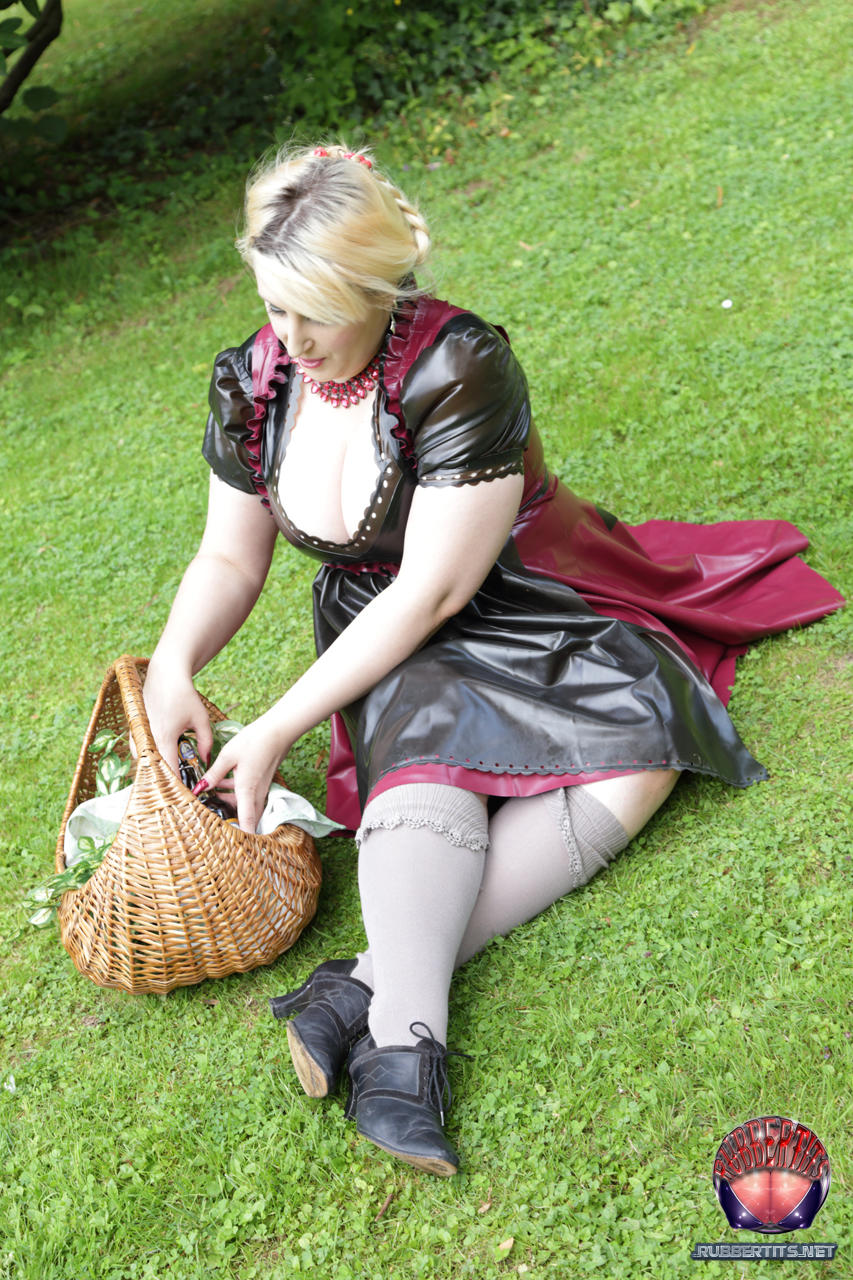 Overweight blonde Darkwing Zero models on a lawn in a rubber dress 色情照片 #426059923 | Rubber Tits Pics, Darkwing Zero, Latex, 手机色情