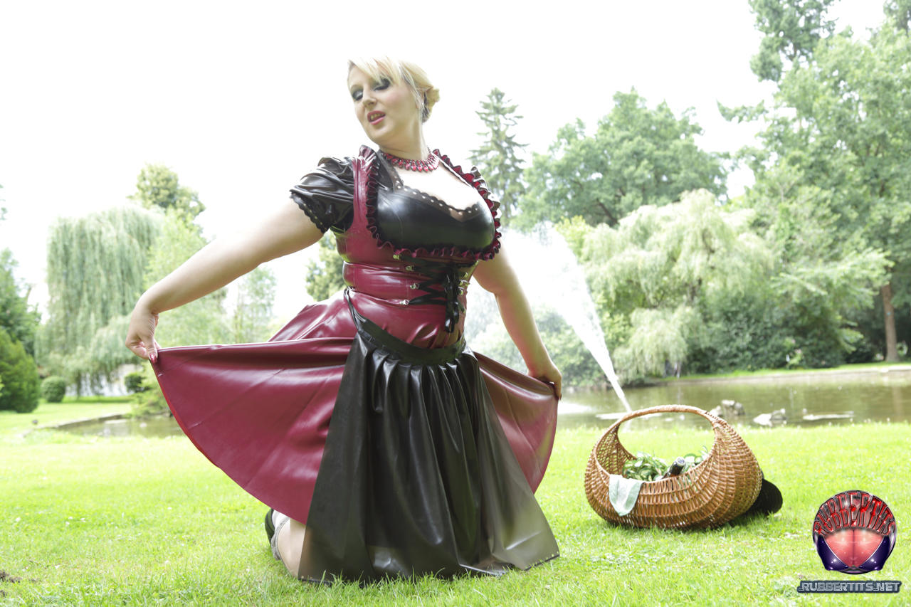 Overweight blonde Darkwing Zero models on a lawn in a rubber dress 포르노 사진 #426059953