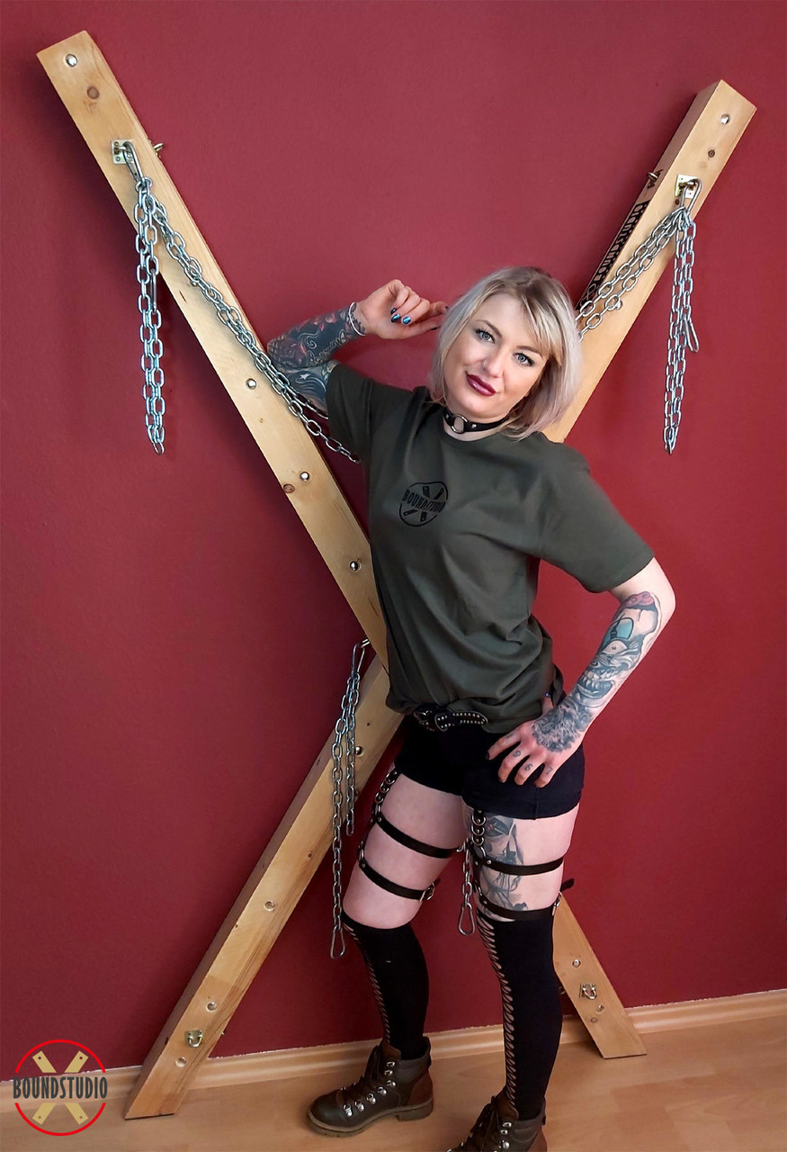 Tatted blonde Roxxxi Manson removes a ball gag in front of a St Andrew's Cross foto porno #426746568